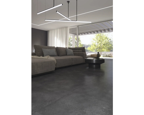 Obývací pokoj s pohovkou, konferenčním stolkem a závěsnými svítidly