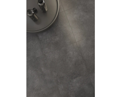 Podlahové dlaždice z jemné kameniny se stolem