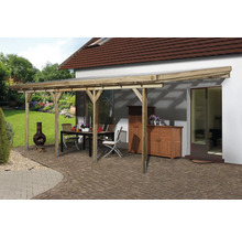 Dřevěný carport s terasou a zahradním nábytkem před domem