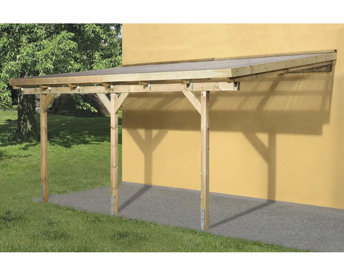 Dřevěný přístřešek s průhlednou střechou připevněný ke stěně domu