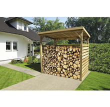 Dřevěný přístřešek na dřevo plný palivového dříví na zahradě