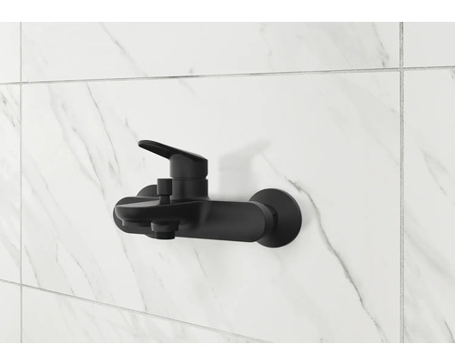 Černá sprchová baterie na bílé mramorové zdi