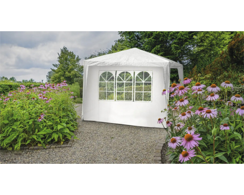Bílý párty stan s okny na zahradě