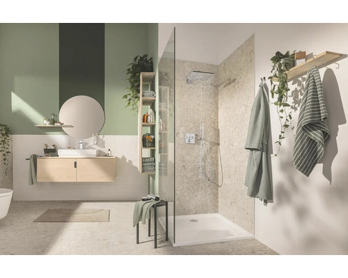 Světlá koupelna se sprchou, umyvadlem, zrcadlem a dekoracemi pro přátelskou atmosféru