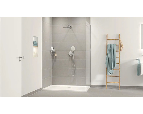 Moderní koupelna s bezbariérovým sprchovým koutem, šedými dlaždicemi a dřevěným žebříkem