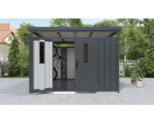 Kovový zahradní domek s otevřenými dveřmi a koly