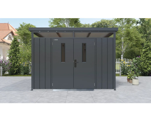 Kovový zahradní domek s dvoukřídlými dveřmi a světlíkem na zahradě