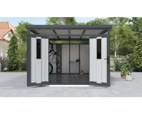 Otevřený zahradní domek s jízdními koly, helmami a regály pro uložení zahradního nářadí