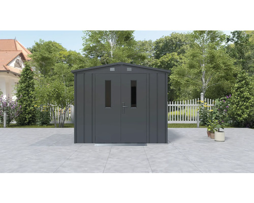 Kovová zahradní bouda s dvoukřídlými dveřmi a okny na zahradě