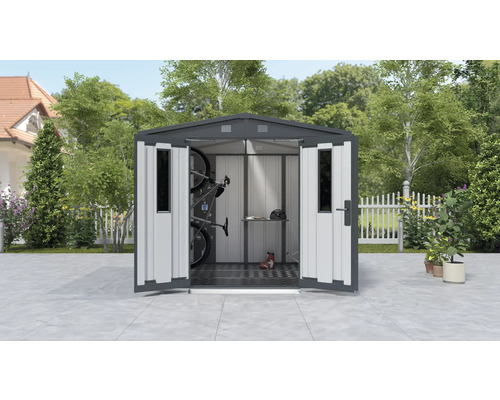 Kovová kůlna na nářadí s otevřenými dveřmi a zahradním nářadím uvnitř.