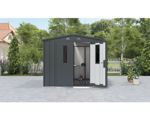 Kovový zahradní domek s otevřenými dveřmi na zahradě