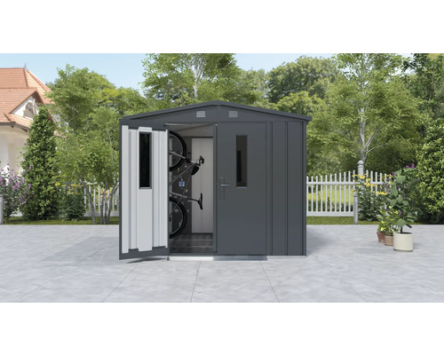 Kovová zahradní chatka s otevřenými dveřmi a jízdními koly uvnitř