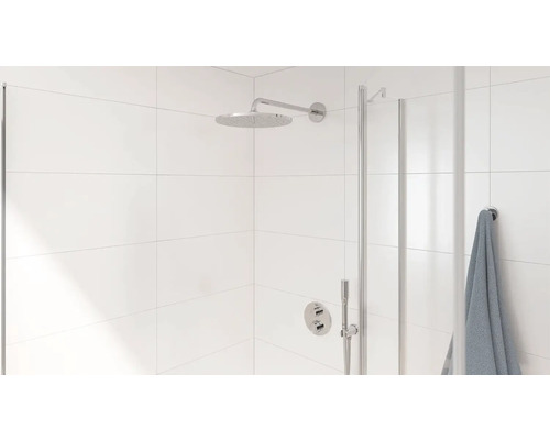 Koupelna s hlavovou sprchou a sprchovou zástěnou