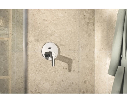 Nástěnná sprchová armatura v koupelně před obkladem stěn