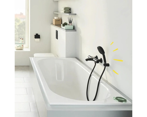 Koupelna s vanou, nástěnnou baterií a policí