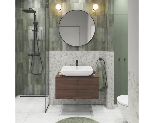 Koupelna se sprchou, umyvadlem, zrcadlem a toaletou