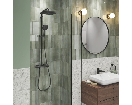 Moderní koupelna se sprchou, umyvadlem a zrcadlem