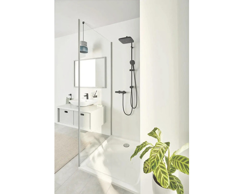 Moderní koupelna se sprchovým koutem, umyvadlem a černou sprchovou armaturou