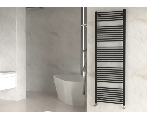 Designové topné těleso Rotheigner 1820 x 750 x 30 mm připojení 1/2" dole oboustranně Koupelna s vanou a černým topným tělesem na ručníky