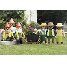 Dekorativní figurky Playmobil na zahradě osázené květinami