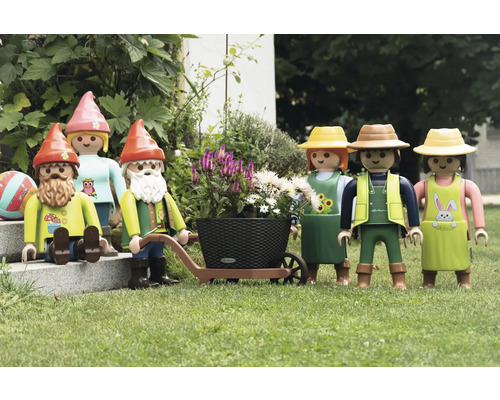 Dekorativní figurky Playmobil na zahradě osázené květinami