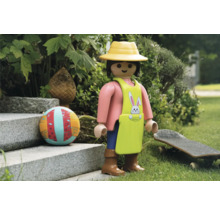 Scéna s figurkou Playmobil, míčem a skateboardem na zahradě