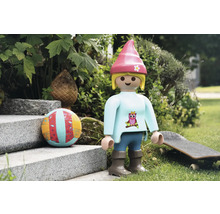 Playmobil figurka s míčem a skateboardem na zahradě