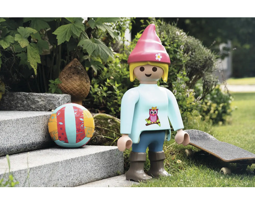 Playmobil figurka s míčem a skateboardem na zahradě