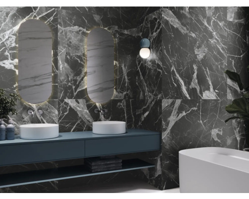 Koupelna s umyvadly, zrcadly a obklady s mramorovým vzhledem