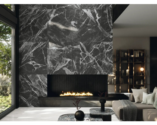 Obývací pokoj s krbem a obkladem stěn ve vzhledu mramoru