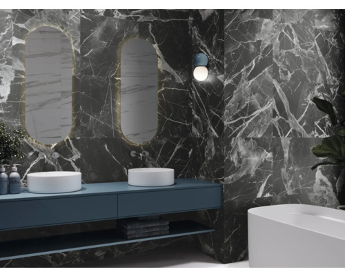 Moderní koupelna s mramorovými obklady, umyvadly a zrcadly