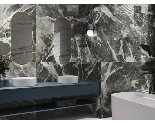 Moderní koupelna s šedými mramorovými obklady, umyvadlovou skříňkou, zrcadlem a vanou