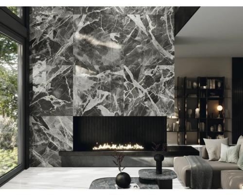Obývací pokoj s krbem a obkladem stěn s mramorovým efektem