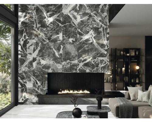 Moderní obývací pokoj s obloženou stěnou v mramorovém vzhledu, otevřeným krbem a designovým nábytkem.