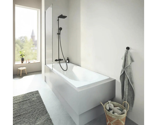 Koupelna s vanou, sprchovou zástěnou a ruční sprchou