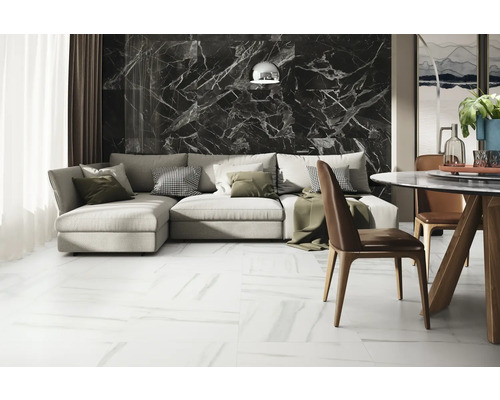 Moderní obývací pokoj s pohovkou, jídelním stolem a dlaždicemi s mramorovým vzhledem