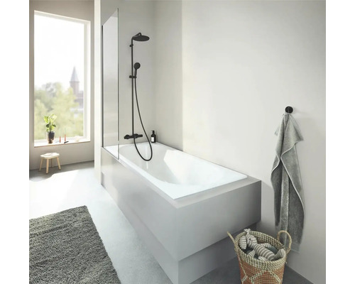 Moderní koupelna s vanou, sprchovou zástěnou a ruční sprchou