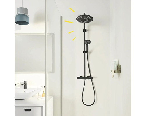 Sprchový systém s hlavovou a ruční sprchou v světlé koupelně.