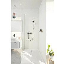 Moderní koupelna se sprchou, umyvadlem a minimalistickým designem
