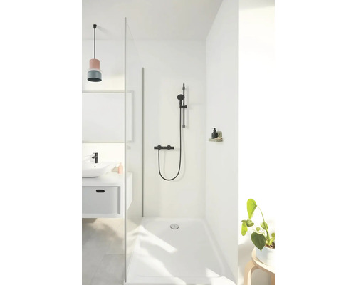 Moderní koupelna se sprchou, umyvadlem a minimalistickým designem