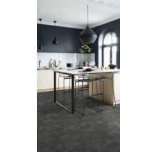 Světlá kuchyně s kuchyňským ostrovem, barovými stoličkami a tmavou podlahou v mramorovém vzhledu.