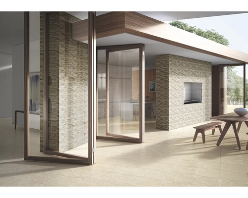 Světlá místnost s dlažbou, obloženou stěnou a skleněnými dveřmi