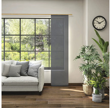 Obývací pokoj s posuvným panelem v okně, pohovkou a pokojovými rostlinami