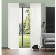 Pokoj s posuvným panelem před oknem