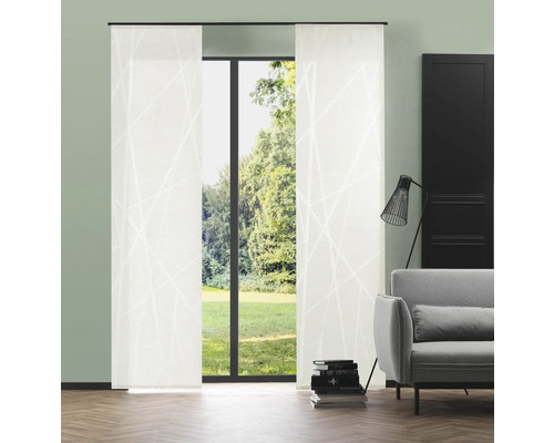 Pokoj s posuvným panelem před oknem