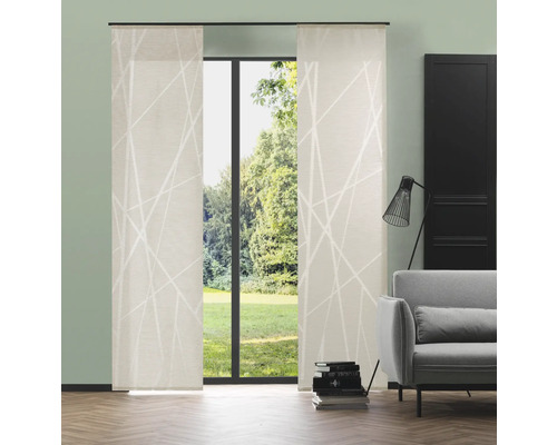 Scéna s posuvnými panely před oknem s výhledem do zeleně.