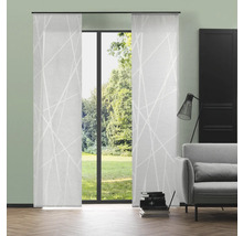 Pohled na pokoj s posuvnými závěsy s geometrickým vzorem.