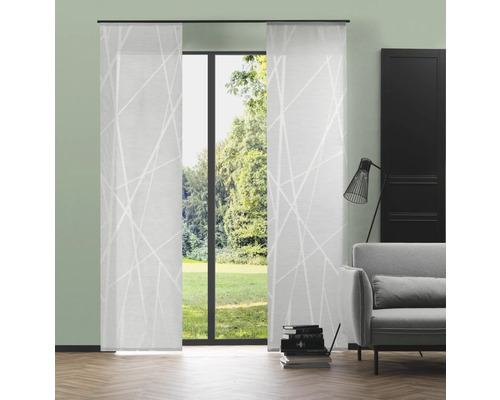 Pohled na pokoj s posuvnými závěsy s geometrickým vzorem.