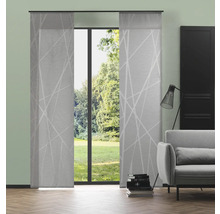 Obývací pokoj s posuvnými závěsy před oknem a posezením