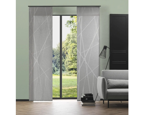 Obývací pokoj s posuvnými závěsy před oknem a posezením